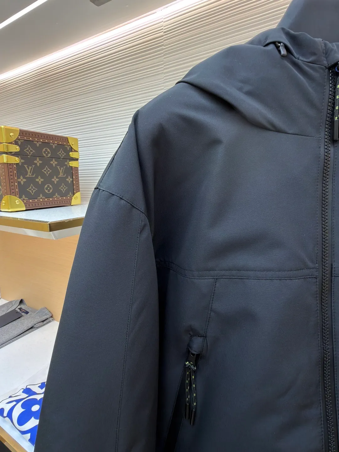 Ralph Lauren logo hooded down jacket ●Original version: purchased and developed by 2689 ●Item number: 1682203-D60 ●Fabric: white duck down fabric ●Technology: mechanical down filling ●Color: black ●Version: fitted version ●Weight: about 890 grams ●Size: S-M-L-XL ●Description: Made of 90 white duck down, with a weight of 220g, ensuring excellent thermal insulation performance. After strict screening and treatment, the velvet is not easily drilled, ensuring durability. The classic jacket has a slightly loose fit, with slightly dropped shoulder lines (shoulder width is 1-2cm wider than the standard fit). The length reaches the hips, and the sleeves are slightly tapered straight sleeves, taking into account freedom of movement and casual style. The adjustable Velcro on the cuffs allows you to freely adjust the tightness according to the thickness of your wrist and personal preferences, effectively preventing cold wind from intruding, and improving the warmth retention performance. In terms of storage, there are two zipper pockets on the front for you to store frequently used items, and the zipper design ensures that items are not easily lost. A built-in pocket on the left side of the chest provides a safe storage space for some small private items. The drawstring design at the hem allows you to adjust the shape of the jacket according to your body shape and dressing needs. Whether it is loose and casual or slim and neat, you can easily control it. The overall wiring is straight and delicate, the fabric is comfortable and soft, and the color is consistent without color difference. It can be matched with the same style to create a fashionable look and control various occasions. Customized accessories, complete with three standards, same style for men and women!